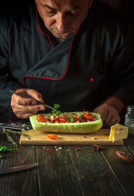 Chef preparando un plato