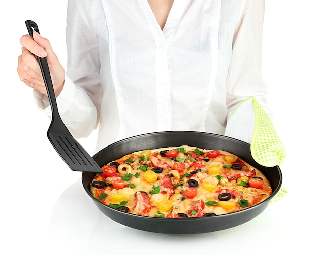 Manos cocinando en sartén